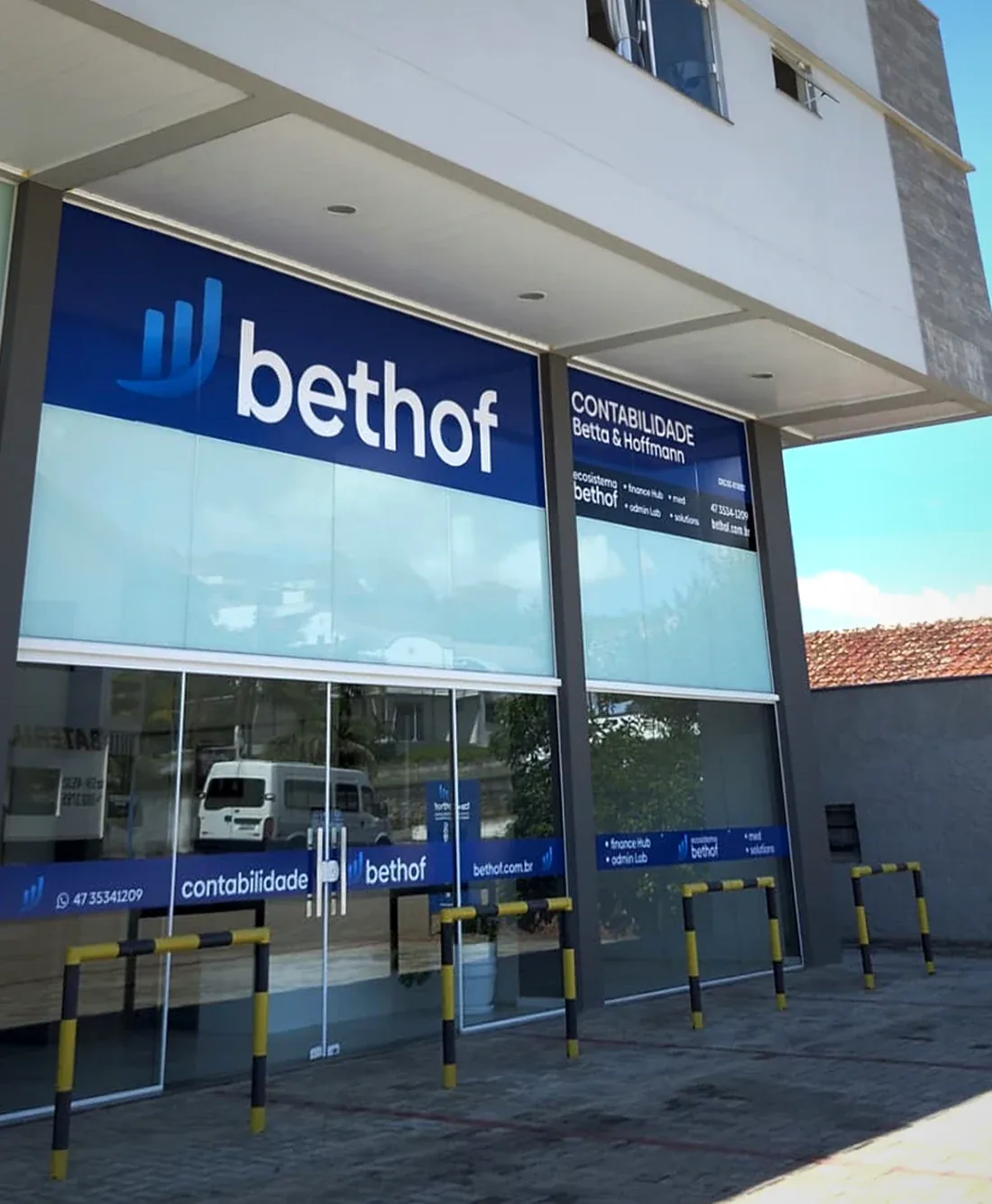 Fachada da Bethof Contabilidade em Agrolândia SC vista de baixo, com a marca bethof e as frentes do ecossistema no letreiro